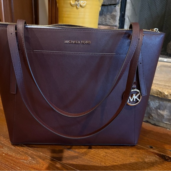 Michael Kors Voyager Large- Barolo - Picture 3 of 11